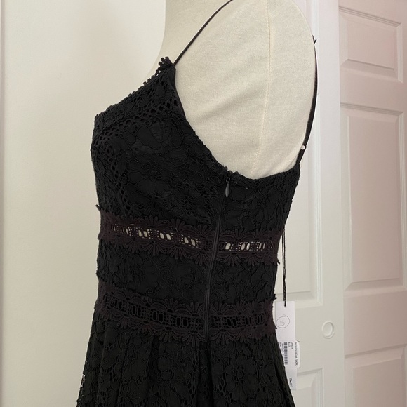 ✨ HOST PICK ✨ NSR Sleeveless Lace Midi Dress Black - S - NWT - peekaboo midriff - Picture 8 of 14